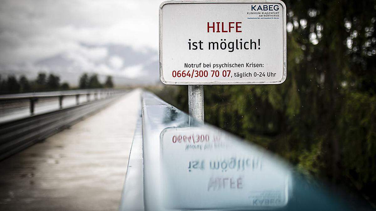Suizidprävention: Hilfe ist möglich, sagt auch dieses Schild auf der Jörg-Haider-Brücke bei Bleiburg in Kärnten (Symbolfoto)