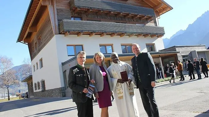 Direktor Alfred Hanser, Fachvorständin Hannelore Frank, Pfarrer Jean Paul Ouédraogo und Josef Geisler vor dem generalsanierten Müllerhof
