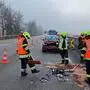 Feuerwehrleute reinigten die Unfallstelle