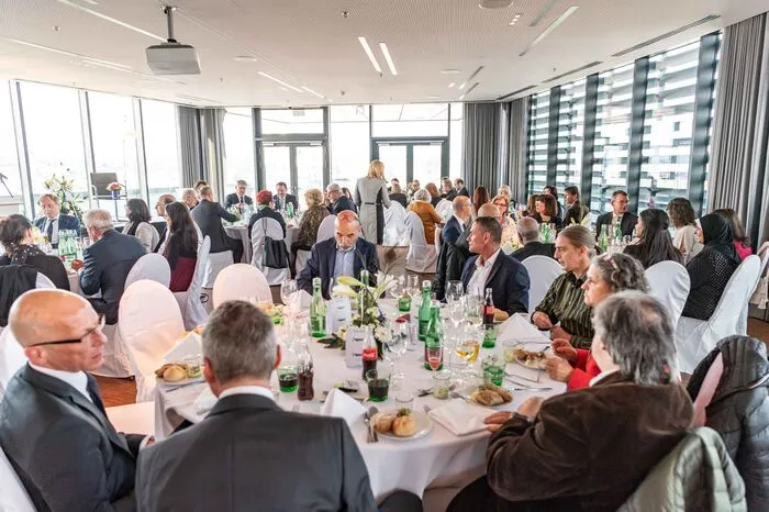 Dazu gehörte ein feines Abendessen und für jeden Mitarbeiter eine Laudatio von dessen direkten Vorgesetzten. Mehr zur Feier hier!