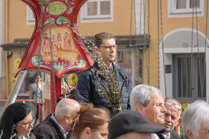  „Es passt inhaltlich dazu, wenn Jesus seinen ganz besonderen Einzug auf den Kirchturm an diesem Tag zu Beginn der Karwoche feiert. Wahrlich ein heiliges Schauspiel, das Hunderte Messbesucher bestaunen können“, freute sich Pfarrer Josef Reisenhofer. 
