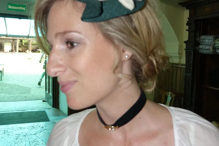Nostalgischer Haarschmuck bei Karin Talaber.