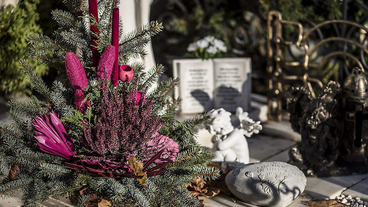 In vielen Pfarren werden die Gräber in aller Stille gesegnet