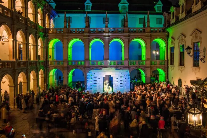 Die Kulisse leuchtet in allen Farben