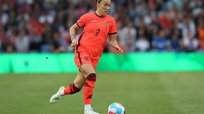 Erst 30 Jahre alt, und schon so eine Karriere hinter sich: Lucy Bronze hat alles gewonnen, was es – auf Klubebene – zu gewinnen gibt. Mit Lyon holte sie dreimal die Champions League, zudem ist sie dreifache französische und dreifache englische Meisterin. Besonders bemerkenswert: Bronze wurde 2019 zu Europas Fußballerin des Jahres und 2020 zur Weltfußballerin des Jahres gewählt – und das als Abwehrspielerin.