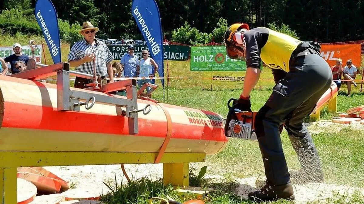 Die Waldarbeiter werden mit der Motorsäge zeigen, was sie können  