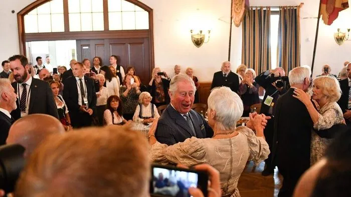 Charles und Camilla tanzten beide im Münchner Hofbräuhaus
