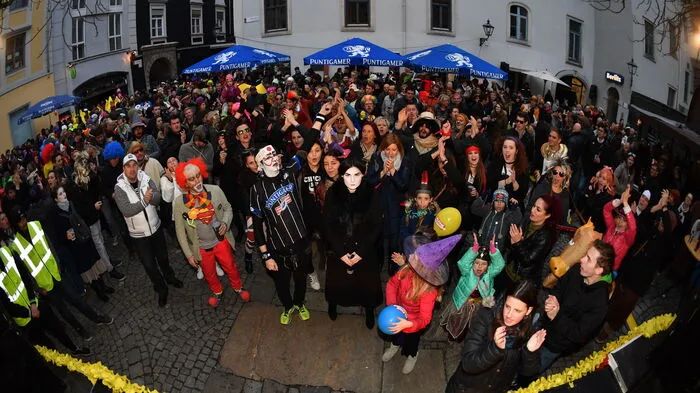 Nach dem Faschingsumzug der Kleinen Zeitung stieg im Bermudadreieck die Antenne-Faschingsparty.