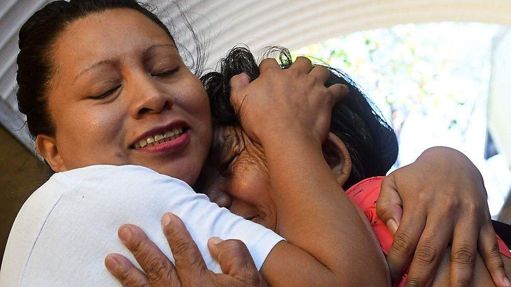 Teodora Vasquez umarmt ihre Mutter