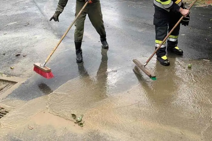 Die Feuerwehr Gersdorf säuberte unter anderem auch die Straßen nach dem Unwetter.