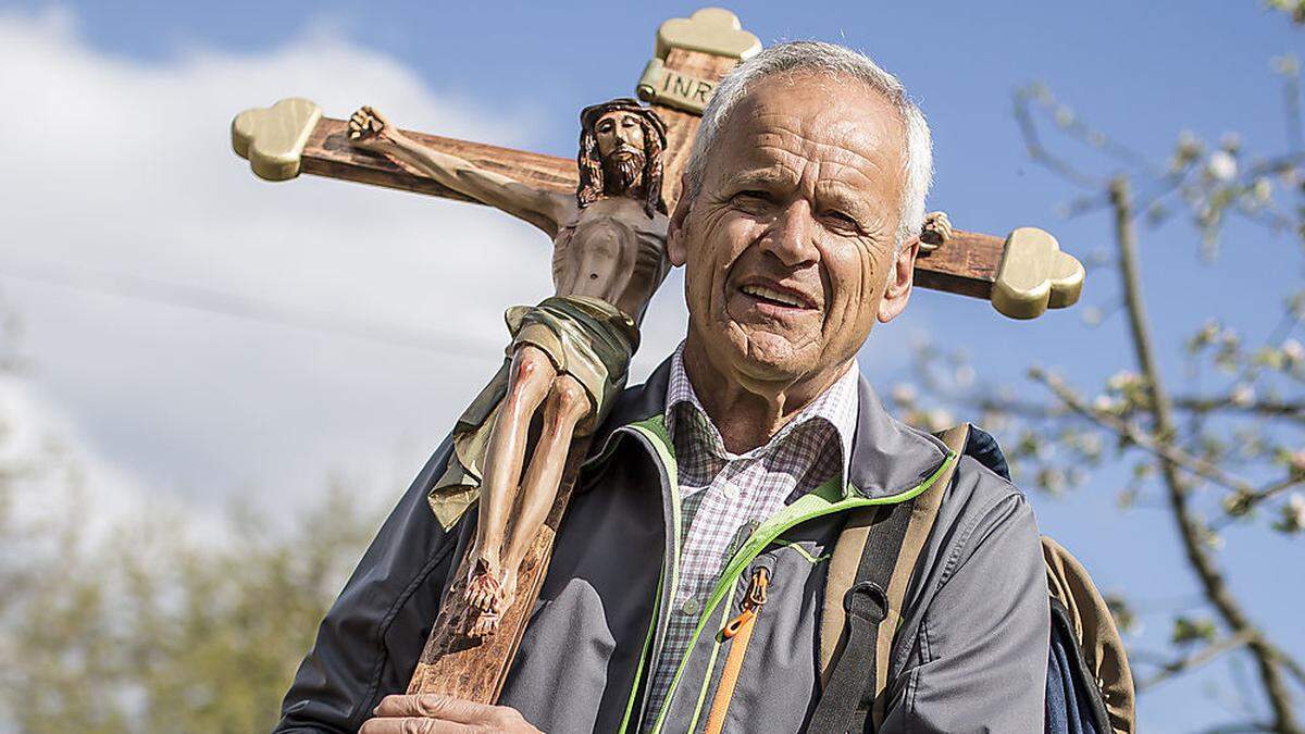 Raimund Groinig mit einem selbst geschnitzten Kreuz. Das originale Sörger Kreuz wird er am Donnerstag und am Dreinagelfreitag schultern