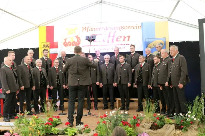Anlässlich des 100-jährigen Bestandsjubiläums lud der Männergesangsverein (MGV) Tiffen unter Obmann Karl Gfrerer und Chorleiter Hubert Warmuth zum Zweitagesfest. 