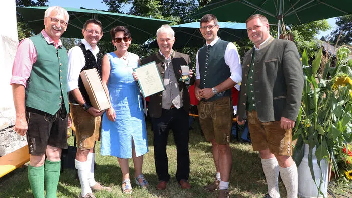Am Foto von Links: Hans Mikl, Siegfried "Sigi" Huber, Alexandra Schleiher, Erwin Brunner (Jubilar), Martin Gruber und Josef "Seppi" Fradler.