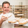 Franz Haimburger von der Bäckerei Haimburger mit dem Wiesenmarkt-Krapfen