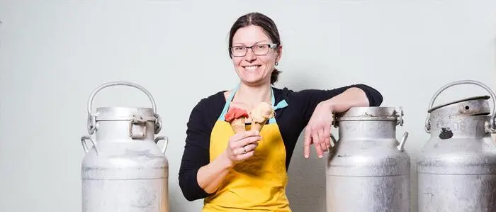 Eine Frau mit einer Eistüte in der Hand