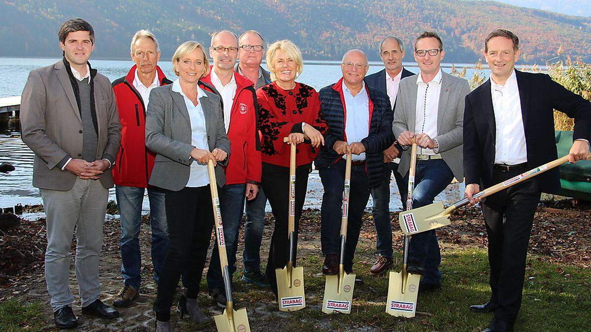 Neue öffentliche Seezugänge sollen Döbriach touristisch beleben. Spatenstich für den ersten Bauabschnitt des Großprojekts „Radentheins Riviera“: Winkler, Alex Kühschweiger, Golob, Bernd Pucher, Richard Zuzek, Maria Wilhelm, Martin Hipp, Christoph Stöberl, Maier, Benger