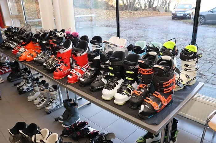Durch die Abgabe von zahlreichen Wintersportartikeln durch die Bevölkerung konnten Obmann Jürgen Wassermann und sein Team eine breite Palette an gebrauchten und gut erhaltenen Waren anbieten.