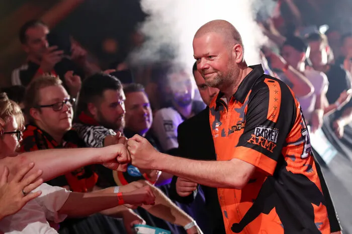 ... Raymond van Barneveld (NED) ...