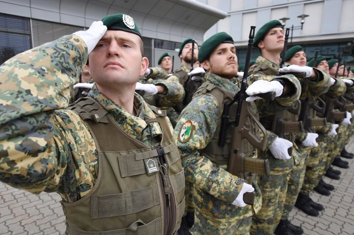 Der Ehrenzug wurde von Soldaten des Jägerbataillons 18 aus St. Michael in ihren neuen Uniformen gestellt.