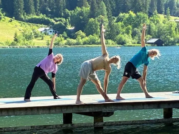 Am Steg wird gemeinsam Yoga gemacht