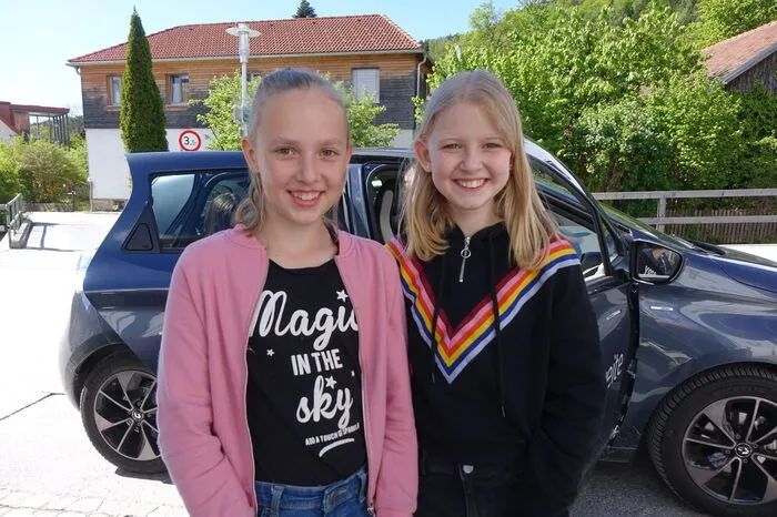 Hannah Lembacher und Helene Grabner durften bei einem Fahrschulauto ausprobieren, wie lange es dauert, bis ein Auto steht. Dietmar Rosegger vom ÖAMTC Fahrtechnikzentrum fuhr auf eine grüne Ampel zu, die plötzlich auf Rot sprang - und die Kinder drückten die Bremse und erfuhren, wie lange es braucht, bis ein Auto steht.
