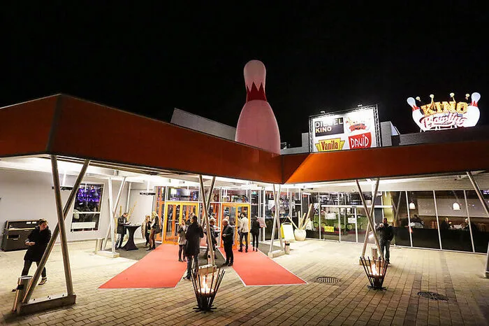 Der Dieselkino-Umbau in Gleisdorf schreitet voran: Anfang November eröffneten die zehn neugebauten Bowlingbahnen. Zwei zusätzliche Kinosäle eröffnen bis Weihnachten. Mehr dazu ...