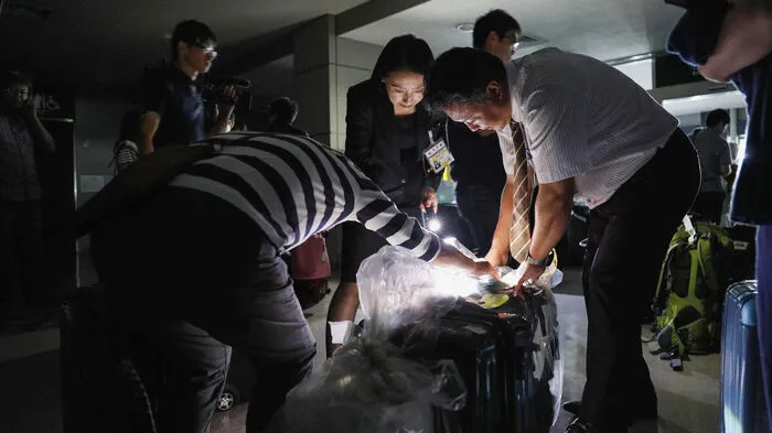 Bei einem schweren Erdbeben im Norden Japans sind mindestens zwei Menschen ums Leben gekommen und mehr als 120 weitere verletzt worden.
