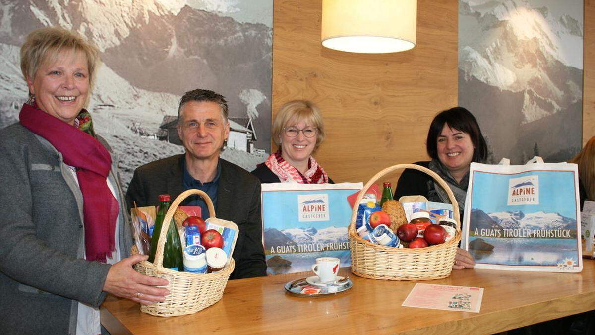 Theresia Rainer, Erwin Presslaber, Ingrid Tscharnidling und Elisabeth Kaplenig bei der Präsentation des besonderen Frühstücks 