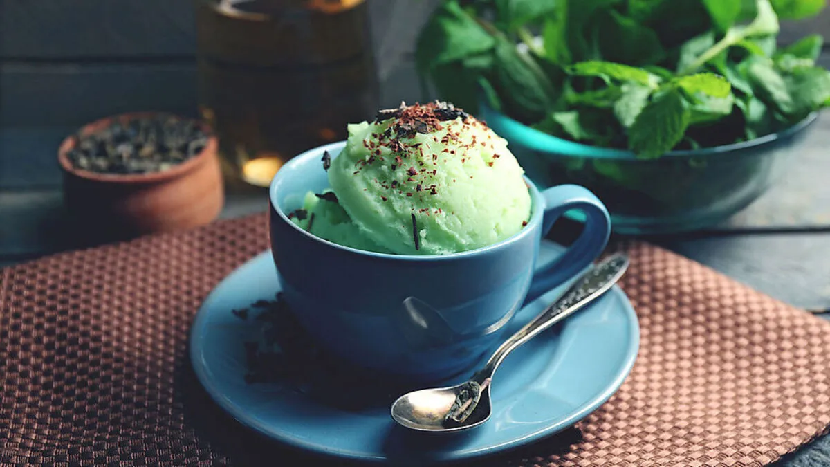 Das selbstgemachte Wildkräutereis überzeugt durch seine frische Note