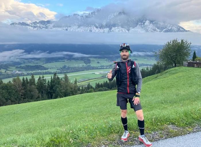 Ortner mit dem Grimming im Hintergrund, dieser befindet sich im steirischen Dachsteingebirge