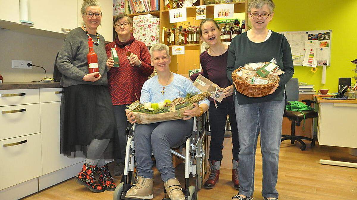 Die Lebenshilfe produziert viele Produkte selbst, die verkauft werden: Werkstätten-Leiterin Karin Prettenthaler mit den Klientinnen Ingrid Unterberger, Margot Perchtold, Herta Knapp und Elfriede Joham