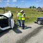 Die Polizei untersucht den Unfall zwischen Sebastien Ogiers Toyota (links) und dem Ford eines Anrainers