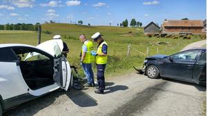 Die Polizei untersucht den Unfall zwischen Sebastien Ogiers Toyota (links) und dem Ford eines Anrainers