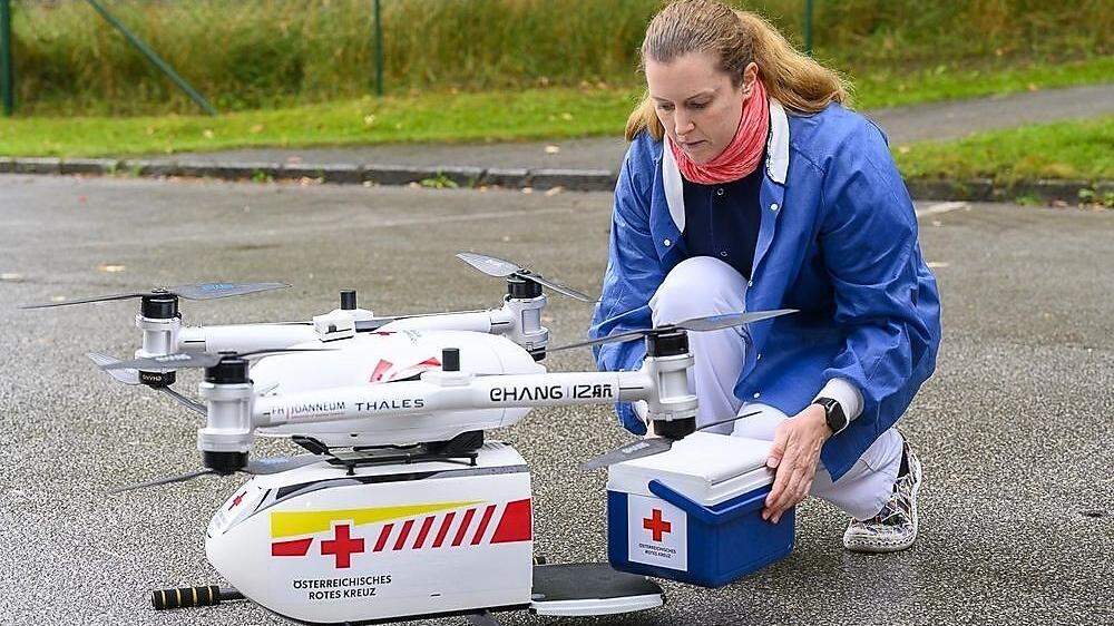 Eine Mitarbeiterin des Landesklinikums Lilienfeld entnimmt die Blutkonserve aus der Drohne