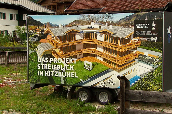 Nora Zoglauer steht im "Schauplatz" für Recherchen über Flächenfraß und maßlose Immobilienspekulation in touristischen Regionen. Im Bild: In Kitzbühel wird rund um die Uhr an neuen Luxusimmobilien gebaut. Meist sind es wohlhabende Touristen, die um einige Millionen Euro als Käufer agieren.