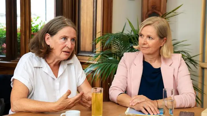 Bürgermeisterin Elke Kahr (KPÖ) und ihre Stellvertreterin Judith Schwentner (Grüne) skizzieren den Kurs von Dunkelrot-Grün: Keine Leuchttürme für Graz, stattdessen Infrastrukturprojekte, sofern sie finanzierbar sind