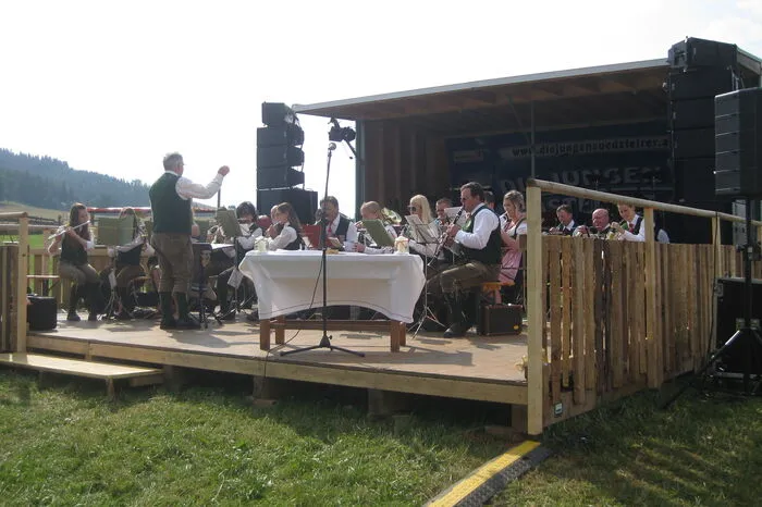 Eröffnet wurde das Fest mit einem Marschkonzert des Musikvereines Strallegg...