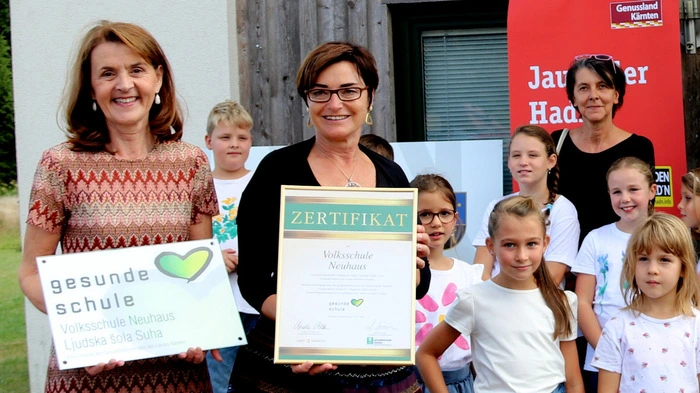 Die Volksschule erhielt das Zertifikat für Projekte zu den Themen Erste Hilfe, Achtsamkeit und Sicherheit, gesunde Ernährung und der Natur auf der Spur.
