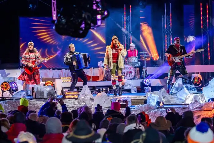 Die Stars der volkstümlichen Musik und des Schlagers präsentieren ihre Hits bei der größten Après Ski Party in Bad Kleinkirchheim. Stefanie Hertel und Marco Ventre führen wieder durch den Abend.
Bild: Münchner Zwietracht