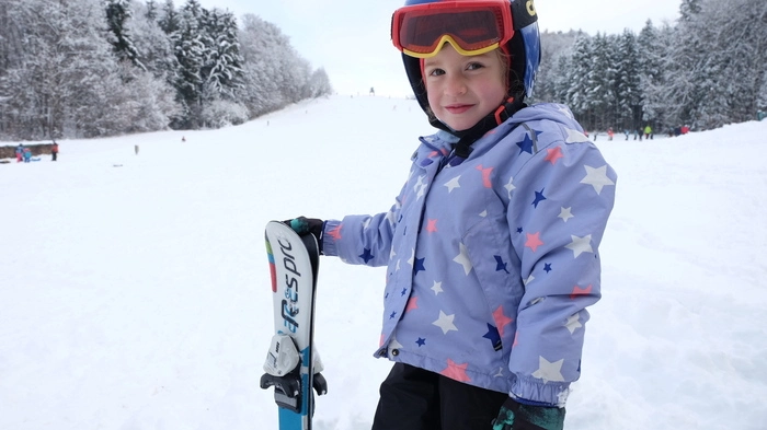 Viele Kinder aus der Region üben auf der Hartmannsdorfer Skipiste ihre ersten Schwünge.