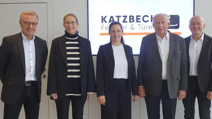 Die Führungsebene der Firma Katzbeck (Josef Prielinger, Daniela Katzbeck, Kristina Katzbeck, Hans Peter Katzbeck und Manfred Deutsch) ist auf die lange Geschichte des Unternehmens stolz.
