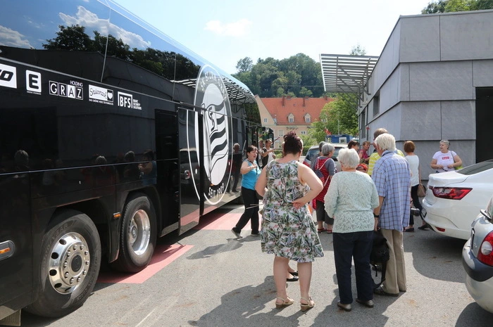 Demokratische Werte, Zusammenhalt und das Miteinander standen im Zentrum der Aktionen von Künstlern wie Helene Baur, Max Höfler, Irina Karamarkovic, Erwin Posarnig, Heinz Trenczak, Andreas Unterweger und David Kranzelbinder.