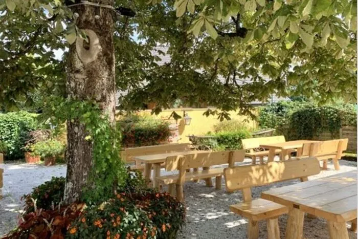Alt Wiener Hof, Selpritsch Ein original Wiener Heuriger in der Rosegger Straße 119 bietet Gästen warmes essen sowie kaltes vom Heurigenbuffet, dazu Weine aus Österreich und traditionelle Schrammelmusik.