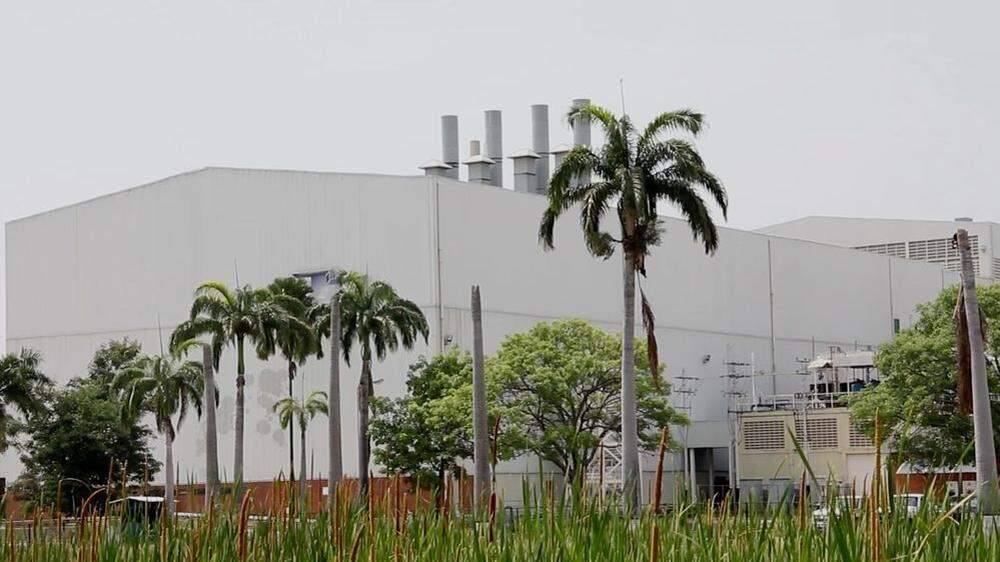 GM in Venezuela: Palmenpanorama und Fertigungshalle