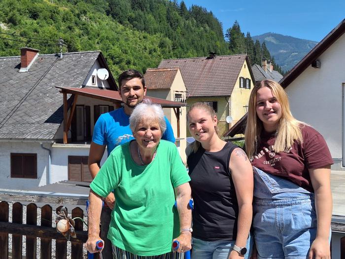 Robin Hollerer, Erika Gartler, Fiona und Ronja Fladl sind dankbar für die Unterstützung der vielen Helfer