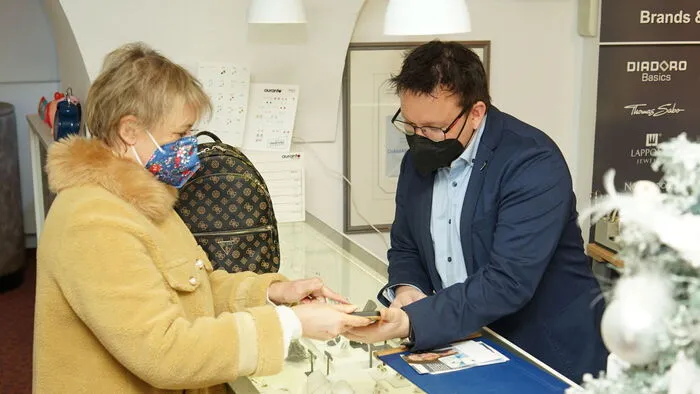 Beim Juwelier Waschier müssen Kunden gleich nach dem Betreten des Geschäfts ihren 2G-Nachweis vorzeigen.