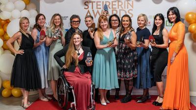 Die Gewinnerinnen der Steirerin-Awards mit Geschäftsführerin Nicole Niederl (re.) und Chefredakteurin Lissi Stoimaier (li.)