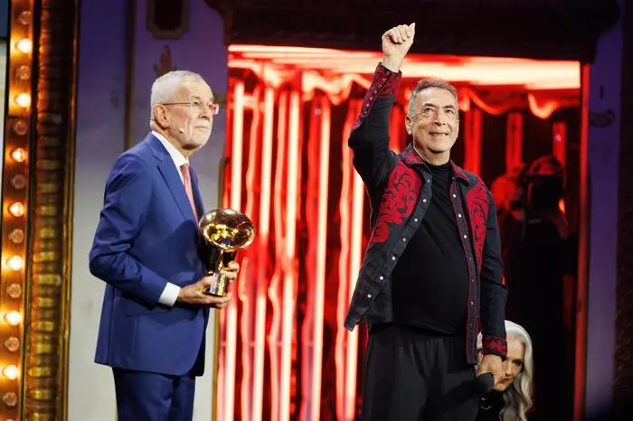 Alexander Van der Bellen überreichte Hubert von Goisern den Amadeus für sein Lebenswerk