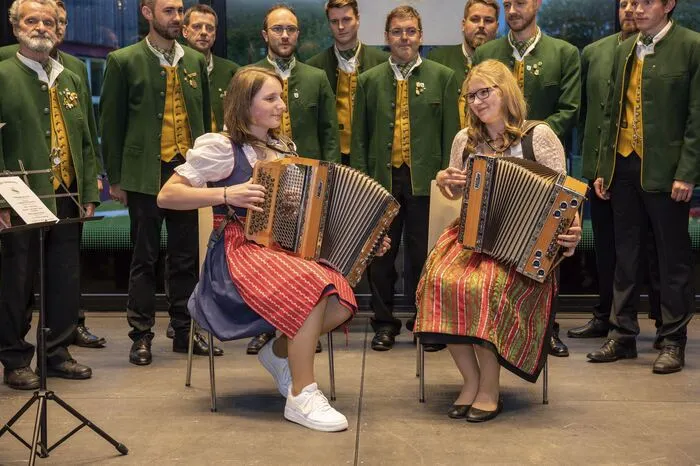 Neben Gesang des MGV Bärndorf unter Chorleiter Martin Sadounik und der Singgemeinschaft Köstenberg mit Chorleiter Bernhard Teppan umrahmten die Harmonikaspielerinnen Lena Gruber und Hannah Tschemernig sowie die Harfenspielerin Jasmin Daniel den musikalisch vielseitigen Abend.