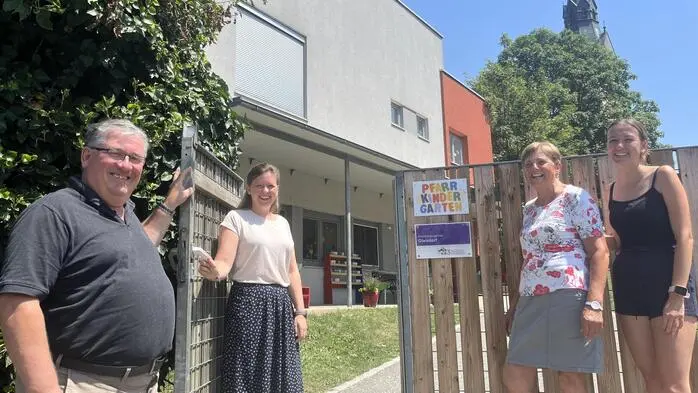 Seit 50 Jahren gibt es den Pfarrkindergarten in Gleisdorf: Pfarrer Giovanni Prietl mit der aktuellen Leiterin Monika Simon, der ehemaligen Kinderbetreuerin Magdalena Straußberger und Elementarpädagogin Elisa Fank